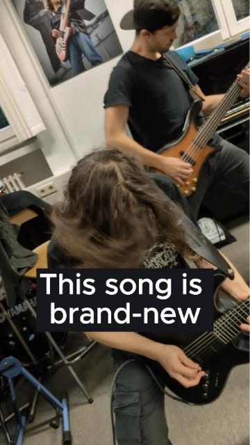 This part is so much fun to play 🔥 
You can find this new song Dark Days (RSD Part 1) on our new EP! Just follow the link in our Bio and have fun! 😉

#calibreinfinite #metalband #numetal #modernmetal …